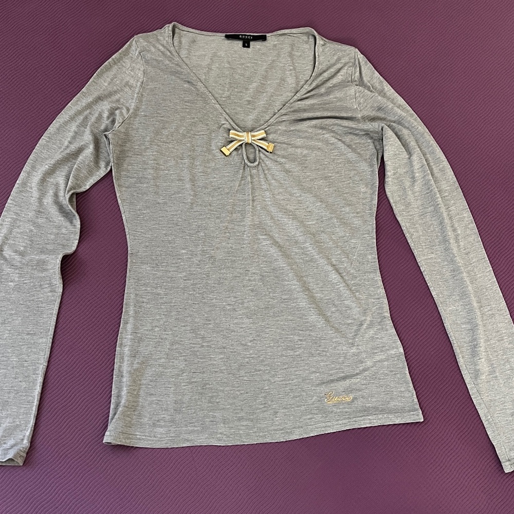 Guess Long Sleeve V-Neck Tee with Gold Bow - Gray